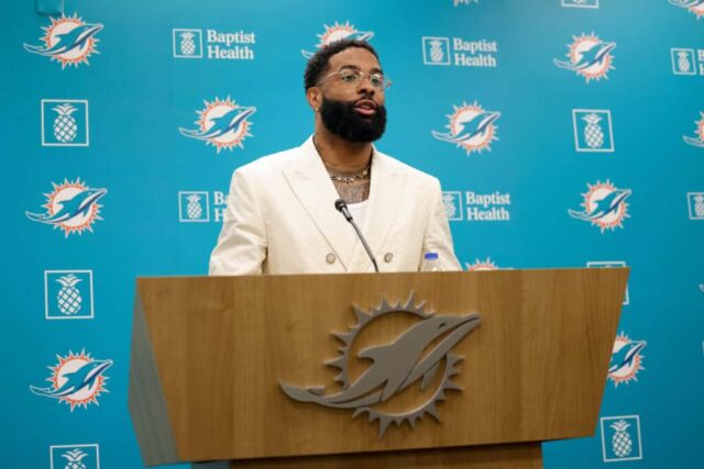 MIAMI GARDENS, FLÓRIDA - 15 DE MAIO: Odell Beckham Jr. fala durante uma coletiva de imprensa em 15 de maio de 2024 em Miami Gardens, Flórida. 