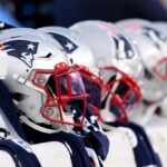 FOXBOROUGH, MASSACHUSETTS - 11 DE AGOSTO: Uma vista dos capacetes do New England Patriots no banco durante o jogo de pré-temporada entre o New York Giants e o New England Patriots no Gillette Stadium em 11 de agosto de 2022 em Foxborough, Massachusetts.