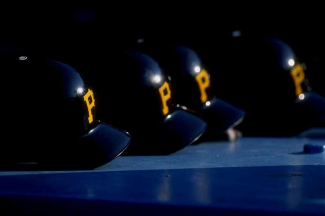 Uma visão geral dos capacetes do Pittsburgh Pirates durante um jogo contra o Los Angeles Dodgers no Dodger Stadium em Los Angeles, Califórnia.  Os Dodgers derrotaram os Pirates por 2-0.