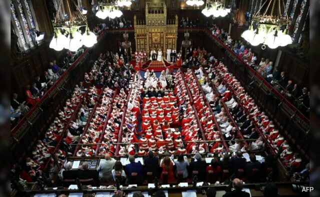 Novo governo do Reino Unido promete remover 92 pares não eleitos da Câmara Alta