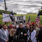 ‘Orgulho de ir para a prisão’: ex-assessor de Trump inicia sentença de 4 meses