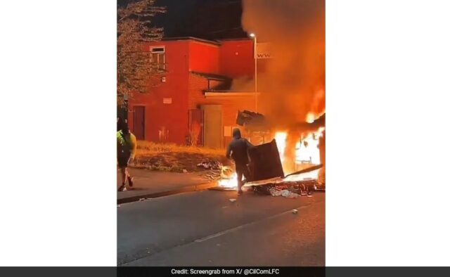 Motins eclodem em Londres, ônibus incendiado, carro de polícia capotado