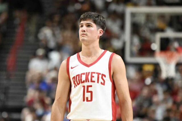 LAS VEGAS, NEVADA - 12 DE JULHO: Reed Sheppard # 15 do Houston Rockets enfrenta o Los Angeles Lakers na primeira metade de um jogo da NBA Summer League de 2024 no Thomas & Mack Center em 12 de julho de 2024 em Las Vegas, Nevada.  Os Rockets derrotaram os Lakers por 99-80.  NOTA AO USUÁRIO: O Usuário reconhece e concorda expressamente que, ao baixar e/ou usar esta fotografia, o Usuário está concordando com os termos e condições do Contrato de Licença da Getty Images.