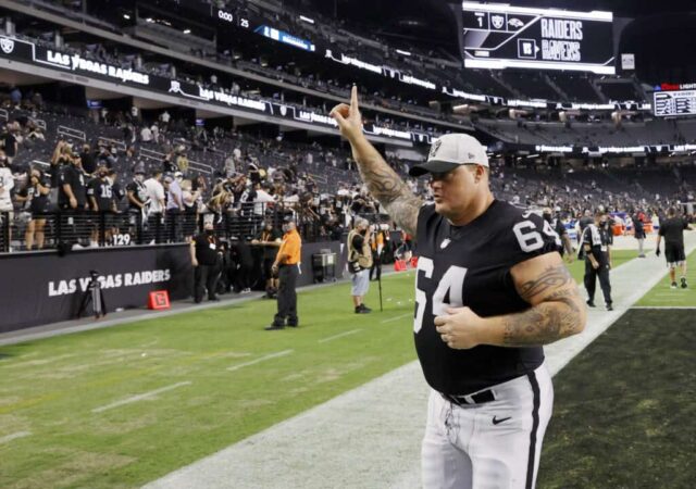 LAS VEGAS, NEVADA - 14 DE AGOSTO: O guarda ofensivo Richie Incognito # 64 do Las Vegas Raiders sai de campo após a vitória do time por 20-7 sobre o Seattle Seahawks durante um jogo de pré-temporada no Allegiant Stadium em 14 de agosto de 2021 em Las Vegas, Nevada.  Os Raiders derrotaram os Seahawks por 20-7. 