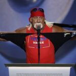 Hulk Hogan arranca camisa em apoio a Donald Trump em evento republicano