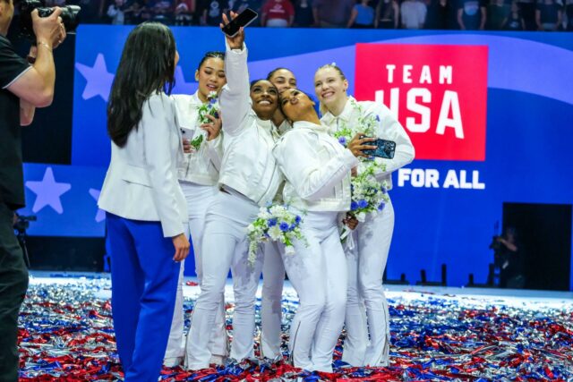 Equipe olímpica de ginástica feminina dos EUA comemorando