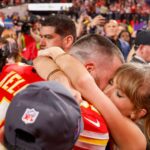 Travis Kelce e Taylor Swift se abraçando