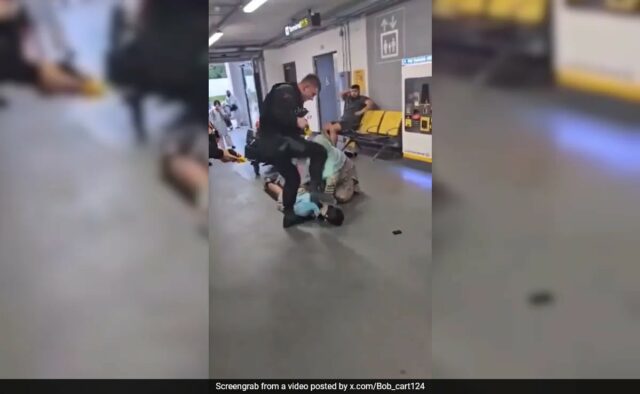 Vídeo: Policiais do Reino Unido chutam 2 suspeitos no aeroporto durante prisões, Spark Protest