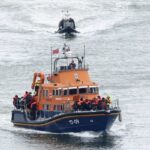 Novo governo do Reino Unido impedirá migrantes de morar em barcaças de acomodação