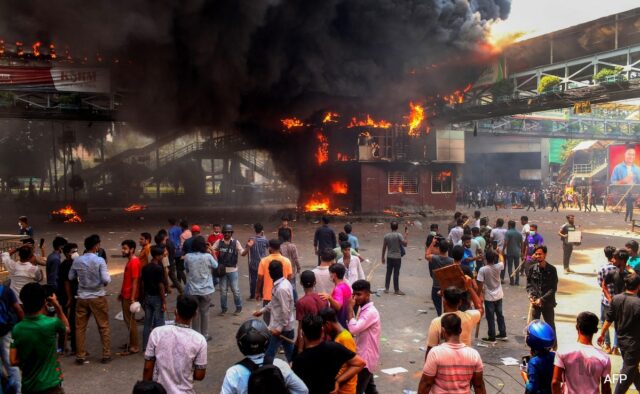 Nas fotos: Bangladesh em chamas, edifícios e veículos queimados em meio a confrontos contínuos