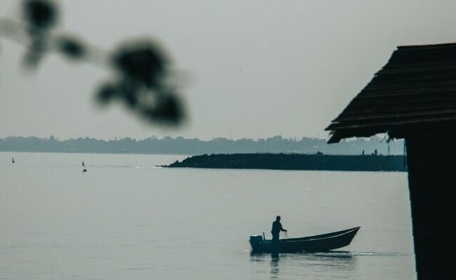 15 mortos, dezenas de desaparecidos em naufrágios de migrantes enquanto barco vira na África