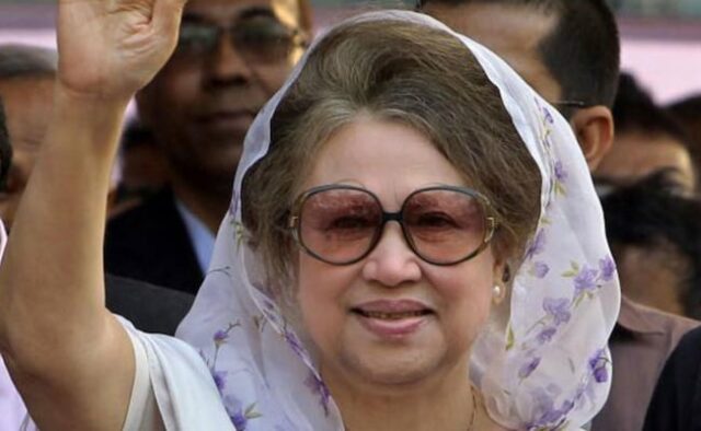 Ex-primeiro-ministro de Bangladesh, Khaleda Zia, é libertado um dia após a derrubada da rival Sheikh Hasina