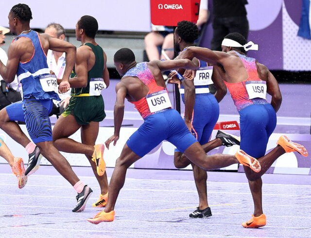 Os Estados Unidos vencem no 4x100 feminino... e caem mais uma vez no masculino