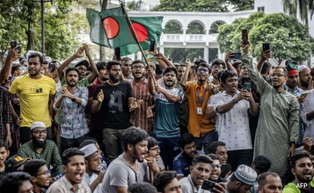 Em meio a protestos, 12 mortos em fugas gêmeas de Bangladesh