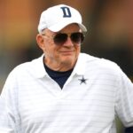 O proprietário Jerry Jones, do Dallas Cowboys, participa do campo de treinamento no River Ridge Complex em 24 de julho de 2021 em Oxnard, Califórnia.