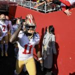 LANDOVER, MARYLAND - 31 DE DEZEMBRO: Brandon Aiyuk # 11 do San Francisco 49ers entra em campo antes de um jogo no Commanders no FedExField em 31 de dezembro de 2023 em Landover, Maryland.