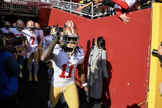 LANDOVER, MARYLAND - 31 DE DEZEMBRO: Brandon Aiyuk # 11 do San Francisco 49ers entra em campo antes de um jogo no Commanders no FedExField em 31 de dezembro de 2023 em Landover, Maryland.