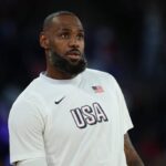 PARIS, FRANÇA - 10 DE AGOSTO: Lebron James nº 6 da equipe dos Estados Unidos observa antes do jogo da medalha de ouro masculina entre a equipe da França e a equipe dos Estados Unidos no décimo quinto dia dos Jogos Olímpicos de Paris 2024 na Bercy Arena em 10 de agosto de 2024 em Paris , França.