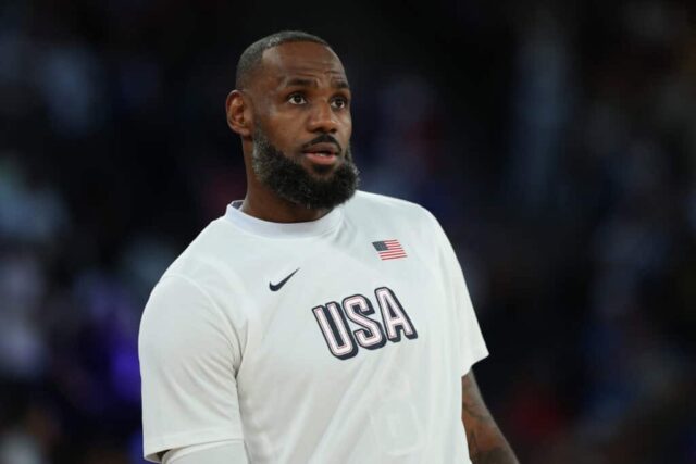 PARIS, FRANÇA - 10 DE AGOSTO: Lebron James nº 6 da equipe dos Estados Unidos observa antes do jogo da medalha de ouro masculina entre a equipe da França e a equipe dos Estados Unidos no décimo quinto dia dos Jogos Olímpicos de Paris 2024 na Bercy Arena em 10 de agosto de 2024 em Paris , França.