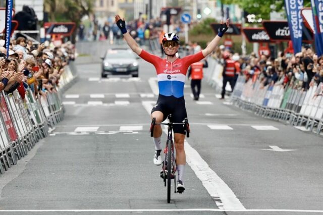 Demi Vollering termina em segundo e continua liderando o Tour de France Feminino