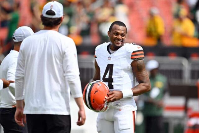 CLEVELAND, OHIO - 10 DE AGOSTO: O quarterback Deshaun Watson nº 4 do Cleveland Browns brinca com companheiros de equipe durante o aquecimento antes do jogo contra o Green Bay Packers no Cleveland Browns Stadium em 10 de agosto de 2024 em Cleveland, Ohio.