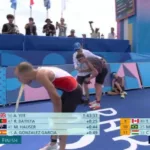 O canadense Tyler Mislawchuk vomita após o triatlo masculino nas Olimpíadas de Paris