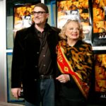 O diretor e escritor Nick Cassavetes posa para sua mãe, a atriz Gena Rowlands, na estreia mundial de 'Alpha Dog'