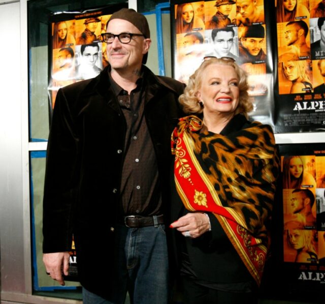 O diretor e escritor Nick Cassavetes posa para sua mãe, a atriz Gena Rowlands, na estreia mundial de 'Alpha Dog' 