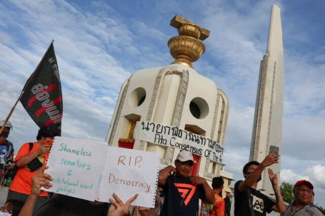 Apoiadores do Partido Move Forward se reúnem no monumento à Democracia depois que o tribunal constitucional da Tailândia ordenou a suspensão temporária do líder do partido, Pita Limjaroenrat, do parlamento, em Bangkok, Tailândia, 19 de julho de 2023. REUTERS/Athit Perawongmetha