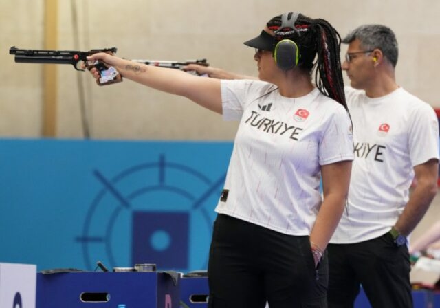 Olimpíadas Paris 2024 - Tiro - Medalha de Ouro por Equipe Mista de Pistola de Ar 10m - Centro de Tiro Chateauroux, Deols, França - 30 de julho de 2024. Sevval Ilayda Tarhan da Turquia (L) e Yusuf Dikec da Turquia em ação.  REUTERS/Amr Alfiky