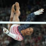 30 de julho de 2024;  Paris, França;  Simone Biles, dos Estados Unidos, compete nas barras irregulares durante a final da equipe feminina nos Jogos Olímpicos de Verão de Paris 2024, na Bercy Arena.  Crédito obrigatório: James Lang-USA TODAY Sports