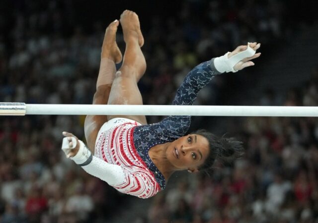 30 de julho de 2024;  Paris, França;  Simone Biles, dos Estados Unidos, compete nas barras irregulares durante a final da equipe feminina nos Jogos Olímpicos de Verão de Paris 2024, na Bercy Arena.  Crédito obrigatório: James Lang-USA TODAY Sports