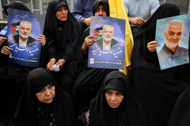 Iranianos seguram o pôster do chefe assassinado do Hamas, Ismail Haniyeh, durante seu cortejo fúnebre, em Teerã, Irã, 1º de agosto de 2024. Majid Asgaripour/WANA (Agência de Notícias da Ásia Ocidental) via REUTERS ATENÇÃO EDITORES - ESTA IMAGEM FOI FORNECIDA POR TERCEIROS .
