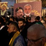 Apoiadores do Hamas e do Hezbollah participam de um protesto condenando o assassinato do líder do Hamas, Ismail Haniyeh, e do principal comandante do Hezbollah, Fuad Shukr, em Sidon, no Líbano.