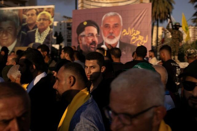 Apoiadores do Hamas e do Hezbollah participam de um protesto condenando o assassinato do líder do Hamas, Ismail Haniyeh, e do principal comandante do Hezbollah, Fuad Shukr, em Sidon, no Líbano.