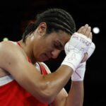 Olimpíadas de Paris 2024 - Boxe - 66kg feminino - Quartas de final - North Paris Arena, Villepinte, França - 03 de agosto de 2024. Imane Khelif da Argélia comemora após vencer sua luta contra Anna Luca Hamori da Hungria.  REUTERS/Peter Cziborra