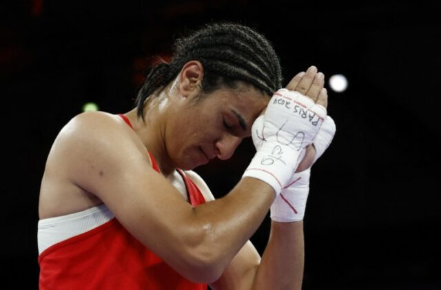 Olimpíadas de Paris 2024 - Boxe - 66kg feminino - Quartas de final - North Paris Arena, Villepinte, França - 03 de agosto de 2024. Imane Khelif da Argélia comemora após vencer sua luta contra Anna Luca Hamori da Hungria.  REUTERS/Peter Cziborra