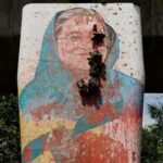 FOTO DE ARQUIVO: Uma vista mostra um mural da primeira-ministra de Bangladesh, Sheikh Hasina, vandalizado por manifestantes, um dia após sua renúncia, em Dhaka, Bangladesh, 6 de agosto de 2024. REUTERS/Mohammad Ponir Hossain/Foto de arquivo