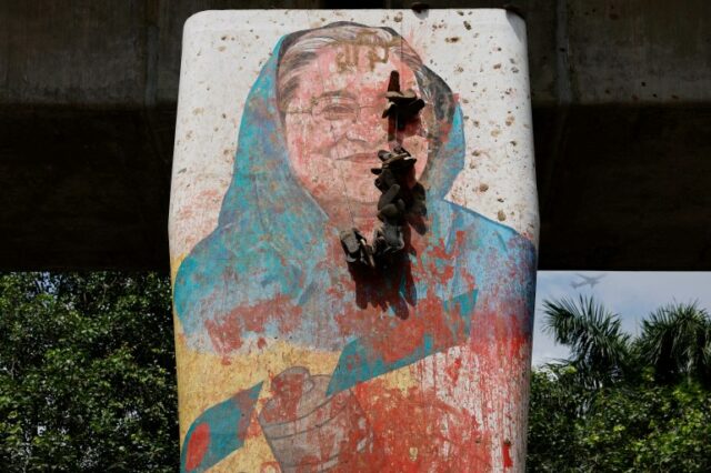 FOTO DE ARQUIVO: Uma vista mostra um mural da primeira-ministra de Bangladesh, Sheikh Hasina, vandalizado por manifestantes, um dia após sua renúncia, em Dhaka, Bangladesh, 6 de agosto de 2024. REUTERS/Mohammad Ponir Hossain/Foto de arquivo