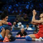 Inesh Phogat, da Índia, reage após vencer a partida contra Yusneylis Guzman Lopez, de Cuba