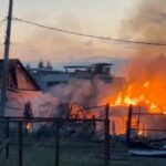 Uma imagem mostra um prédio em chamas na cidade de Sudzha após uma incursão de tropas ucranianas na região de Kursk, na Rússia.