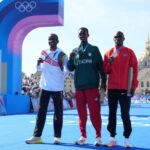 10 de agosto de 2024; Paris, França; O medalhista de ouro Tamirat Tola (ETH), o medalhista de prata Bashir Abdi (BEL) e o medalhista de bronze Benson Kipruto (KEN) na cerimônia de medalhas após a maratona masculina durante os Jogos Olímpicos de Verão de Paris 2024, diante dos Invalides. Crédito obrigatório: Kirby Lee-USA TODAY Sports