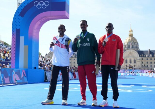 10 de agosto de 2024; Paris, França; O medalhista de ouro Tamirat Tola (ETH), o medalhista de prata Bashir Abdi (BEL) e o medalhista de bronze Benson Kipruto (KEN) na cerimônia de medalhas após a maratona masculina durante os Jogos Olímpicos de Verão de Paris 2024, diante dos Invalides. Crédito obrigatório: Kirby Lee-USA TODAY Sports