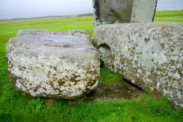 A pedra do altar no antigo monumento Stonehenge localizado na planície de Salisbury é vista sob duas pedras maiores de Sarsen em Wiltshire, Grã-Bretanha, nesta foto sem data divulgada em 14 de agosto de 2024. Professor Nick Pearce, Aberystwyth University/Folheto via REUTERS. ESTA IMAGEM FOI FORNECIDA POR TERCEIROS. SEM REVENDAS. SEM ARQUIVOS