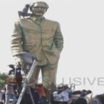 Manifestantes de Bangladesh vandalizam a estátua do xeque Mujibur Rahman