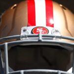 Uma visão detalhada de um capacete do San Francisco 49ers antes do jogo da pré-temporada contra o San Diego Chargers no Levi's Stadium em 24 de agosto de 2014 em Santa Clara, Califórnia