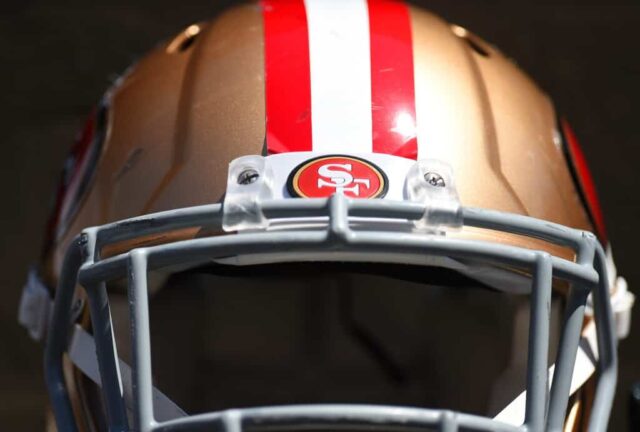 Uma visão detalhada de um capacete do San Francisco 49ers antes do jogo da pré-temporada contra o San Diego Chargers no Levi's Stadium em 24 de agosto de 2014 em Santa Clara, Califórnia