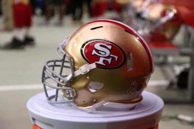 Vista detalhada de um capacete do San Francisco 49ers durante o jogo de futebol americano da NFL contra o Arizona Cardinals no University of Phoenix Stadium em 13 de novembro de 2016 em Glendale, Arizona. Os Cardinals venceram os 49ers por 23-20.