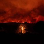 Incêndio violento força dezenas de pessoas a evacuarem na Grécia