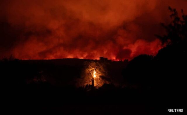 Incêndio violento força dezenas de pessoas a evacuarem na Grécia